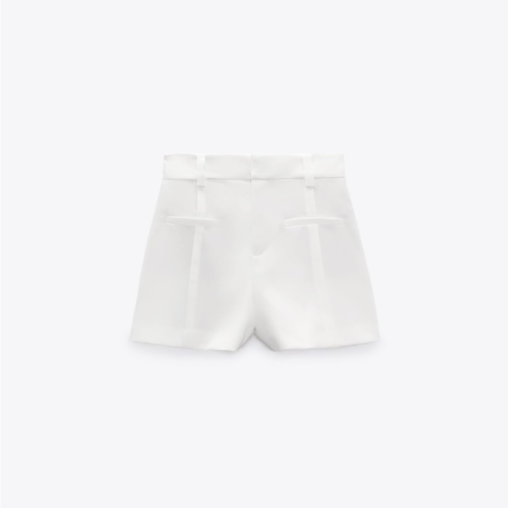 Zara Highwaisted white shorts